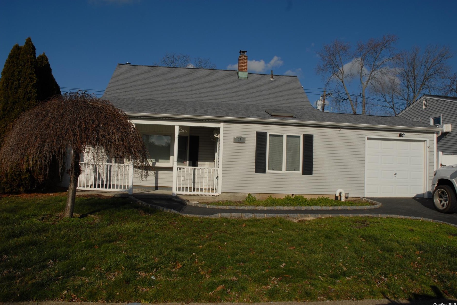 25 Green Ln, Plainedge, NY 11756