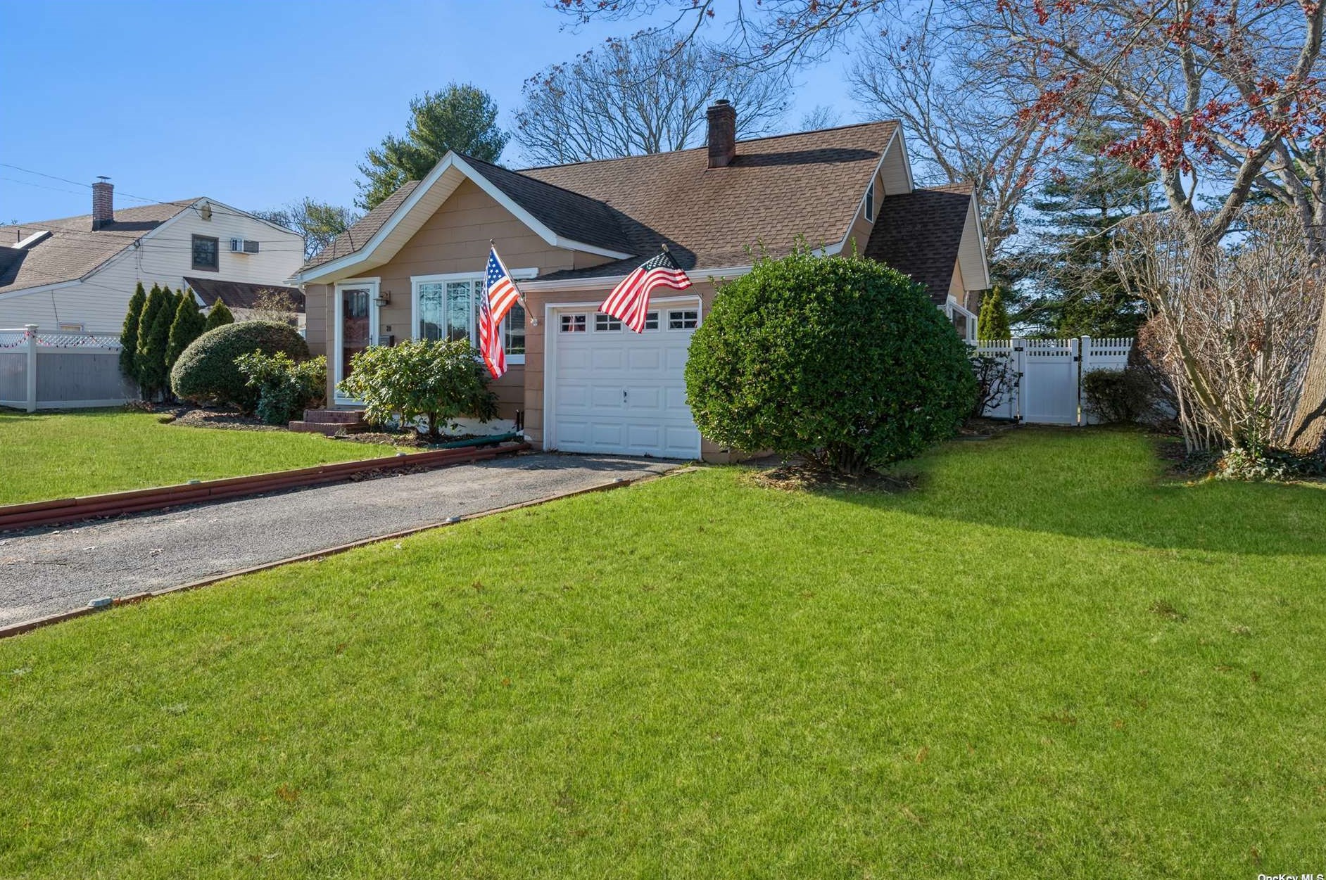 20 Anchor Ct, Babylon, NY 11704