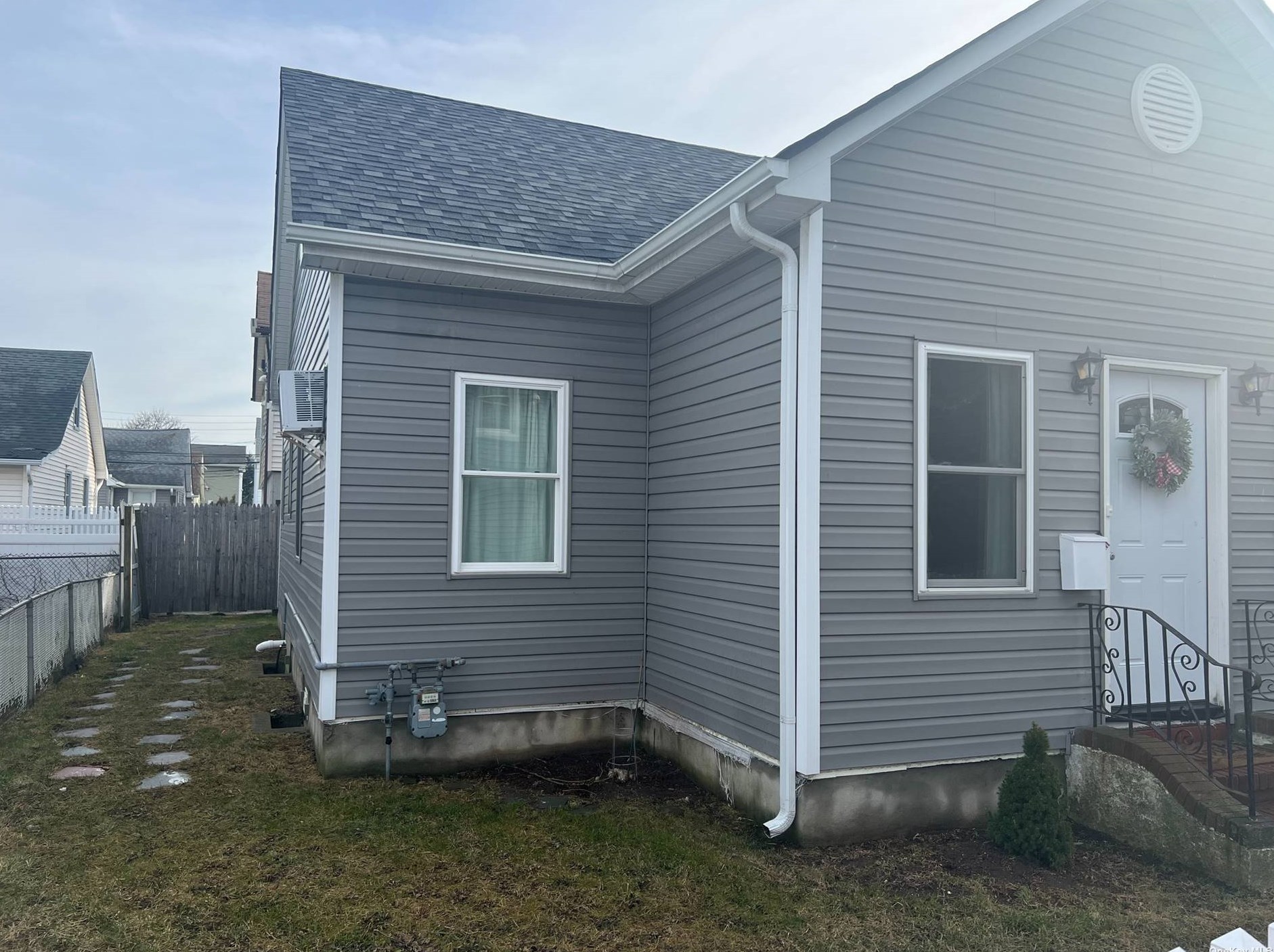 3 Lexington Walk, Barnum Island, NY 11558-2119