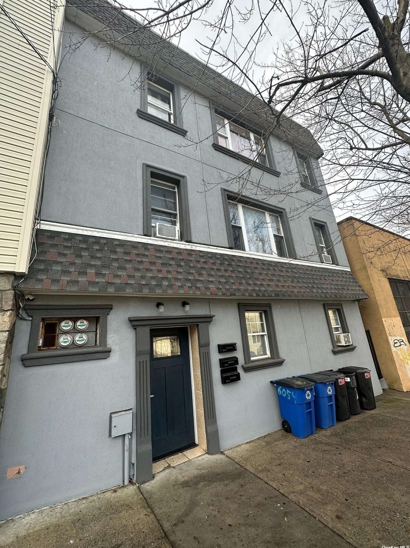 60-54 54th St, Flushing, NY 11378-1529