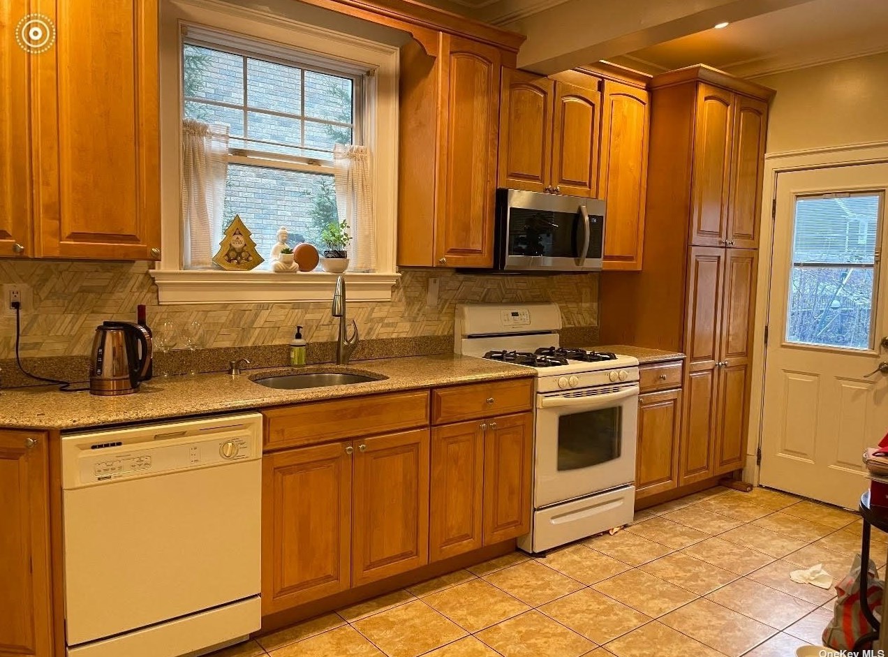 33 169 St, Flushing, NY 11358