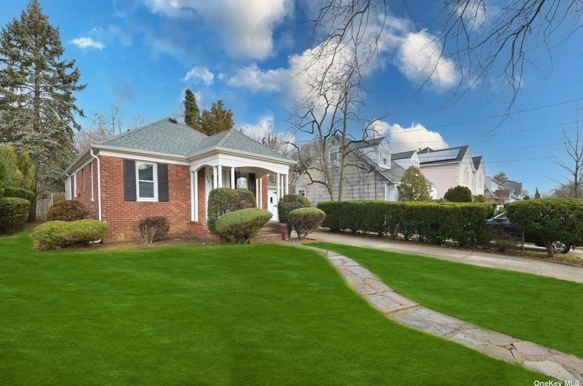 549 Woodland Dr, Hempstead, NY 11550-7818