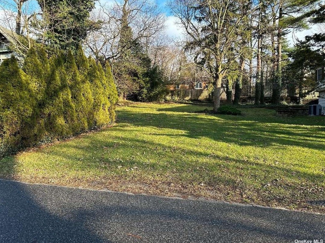 121 Acacia Rd, Rocky Point, NY 11778