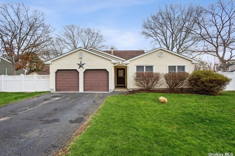 1 Apple Ln, Gordon Heights, NY 11763-4090