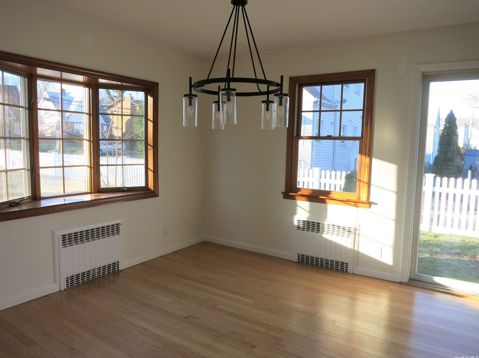 2 Kaywood Rd, Port Washington, NY 11050