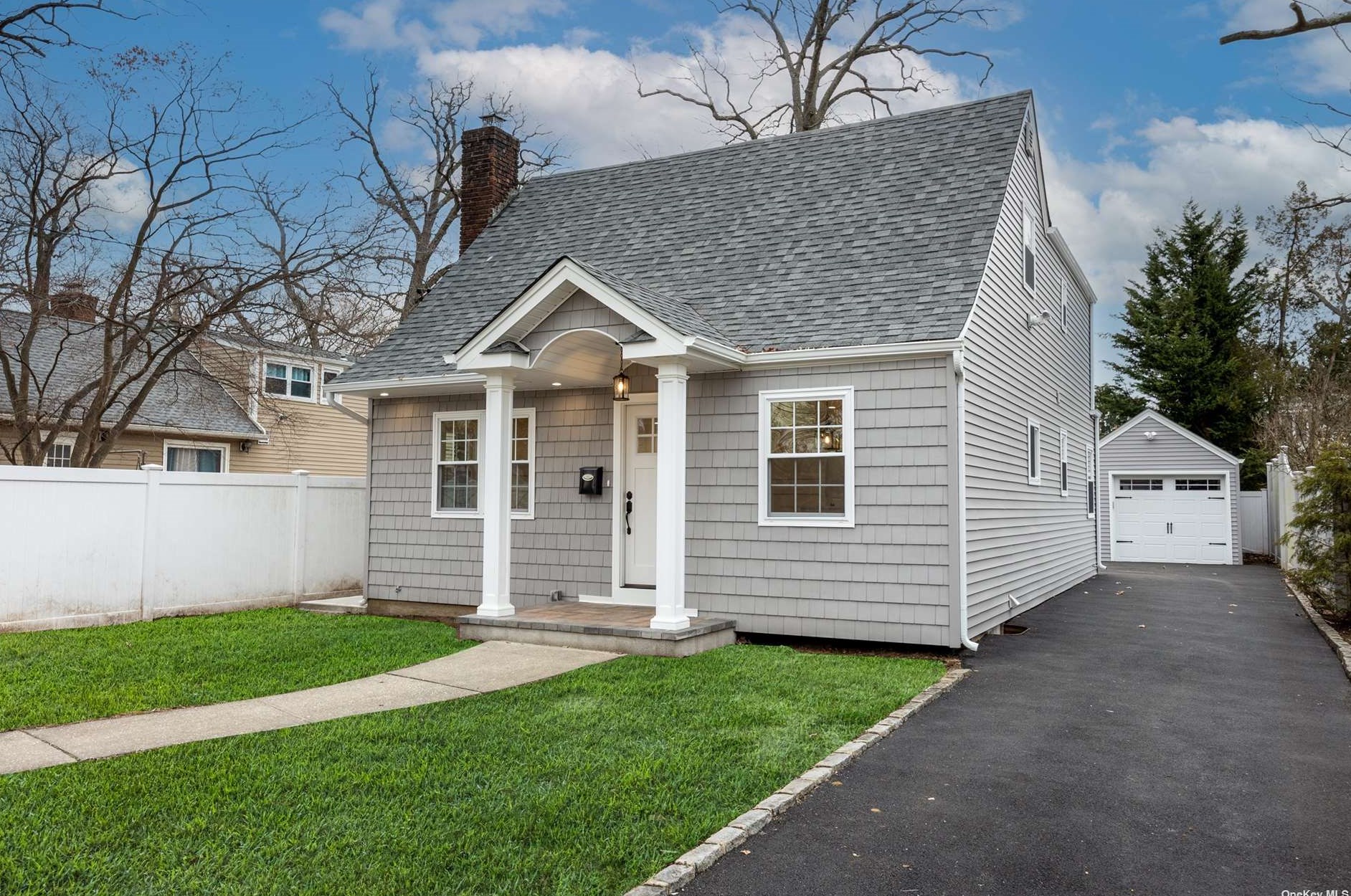 2697 Morton Ave, Rockville Centre, NY 11572-2326