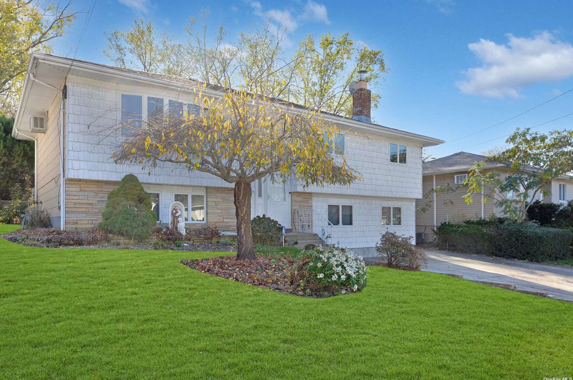 6 Greenland Dr, Huntington Station, NY 11746