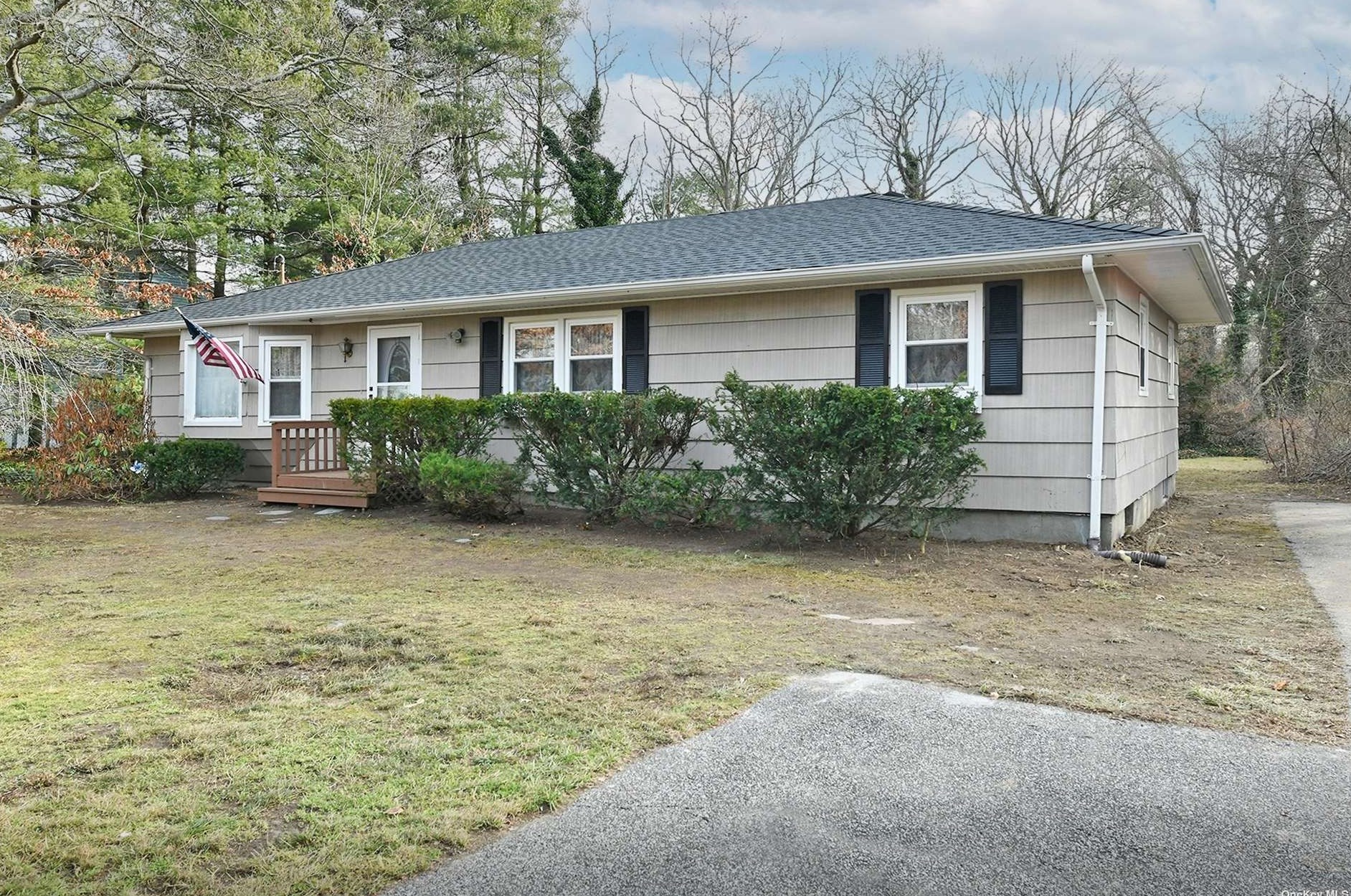 68 Greenport Ave, Gordon Heights, NY 11763-3727