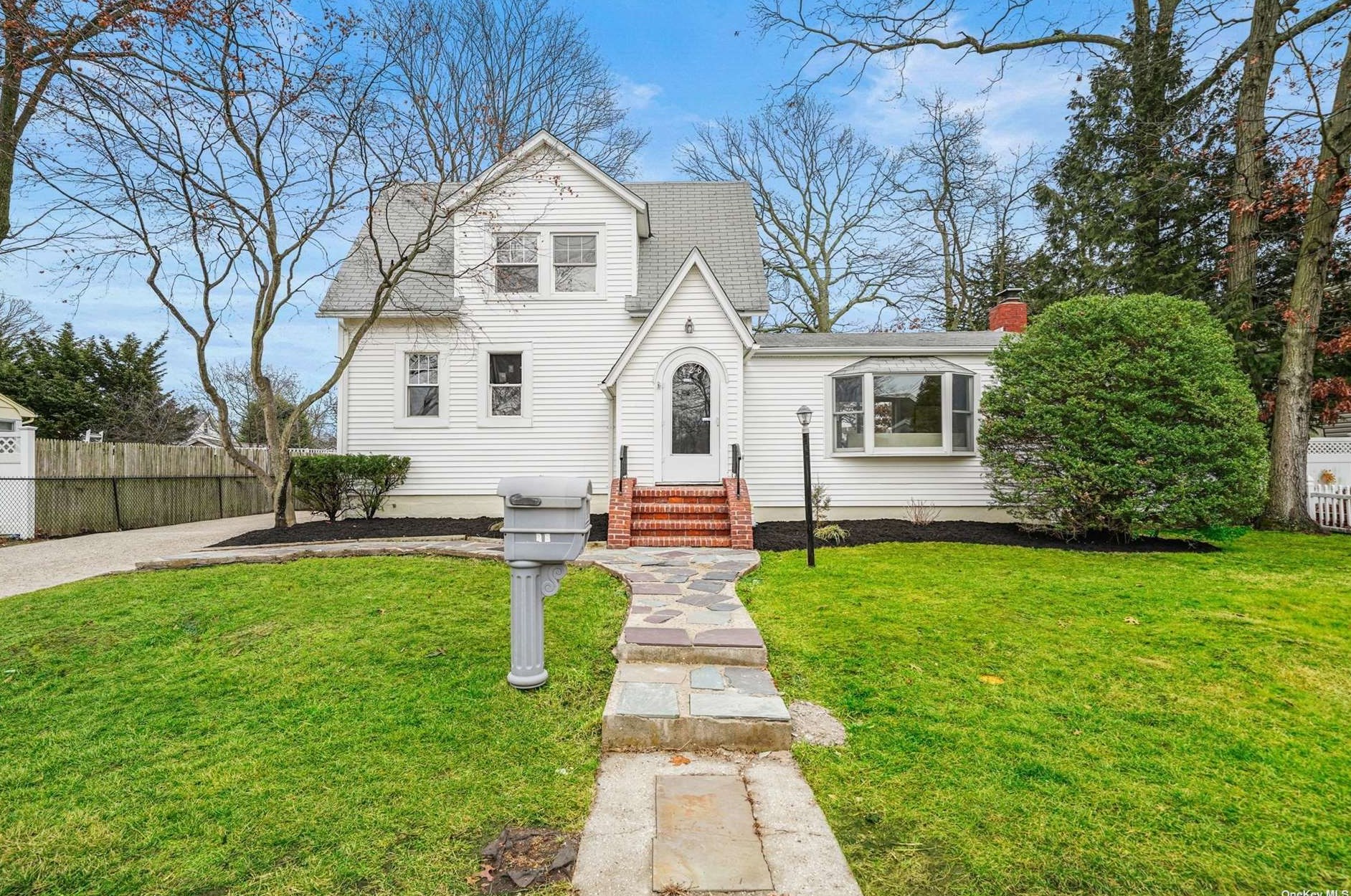 428 Oak Neck Rd, West Islip, NY 11795