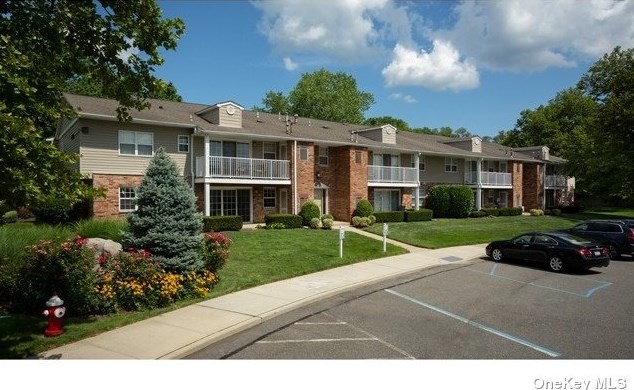 100 Westwood Dr #5-8, Westbury, NY 11590