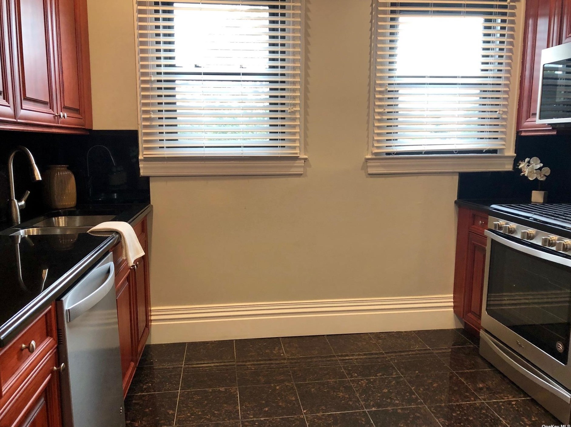 25 Trinity Pl #1c, Hewlett, NY 11557