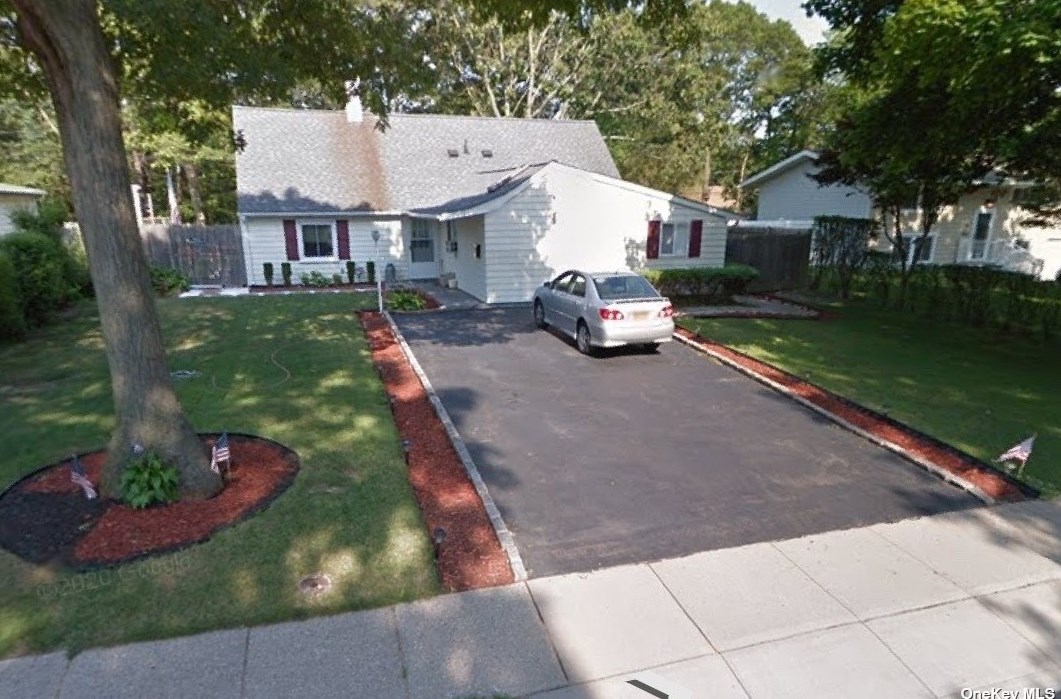 115 Scotch Pine Dr, Hauppauge, NY 11749