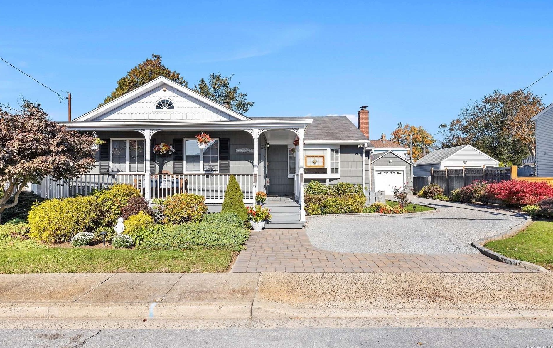 22 Grove St, Hicksville, NY 11801-1316