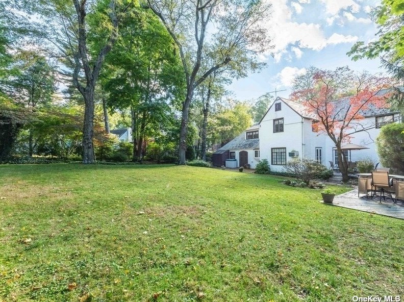 119 Bay Driveway, North Hills, NY 11030-1300