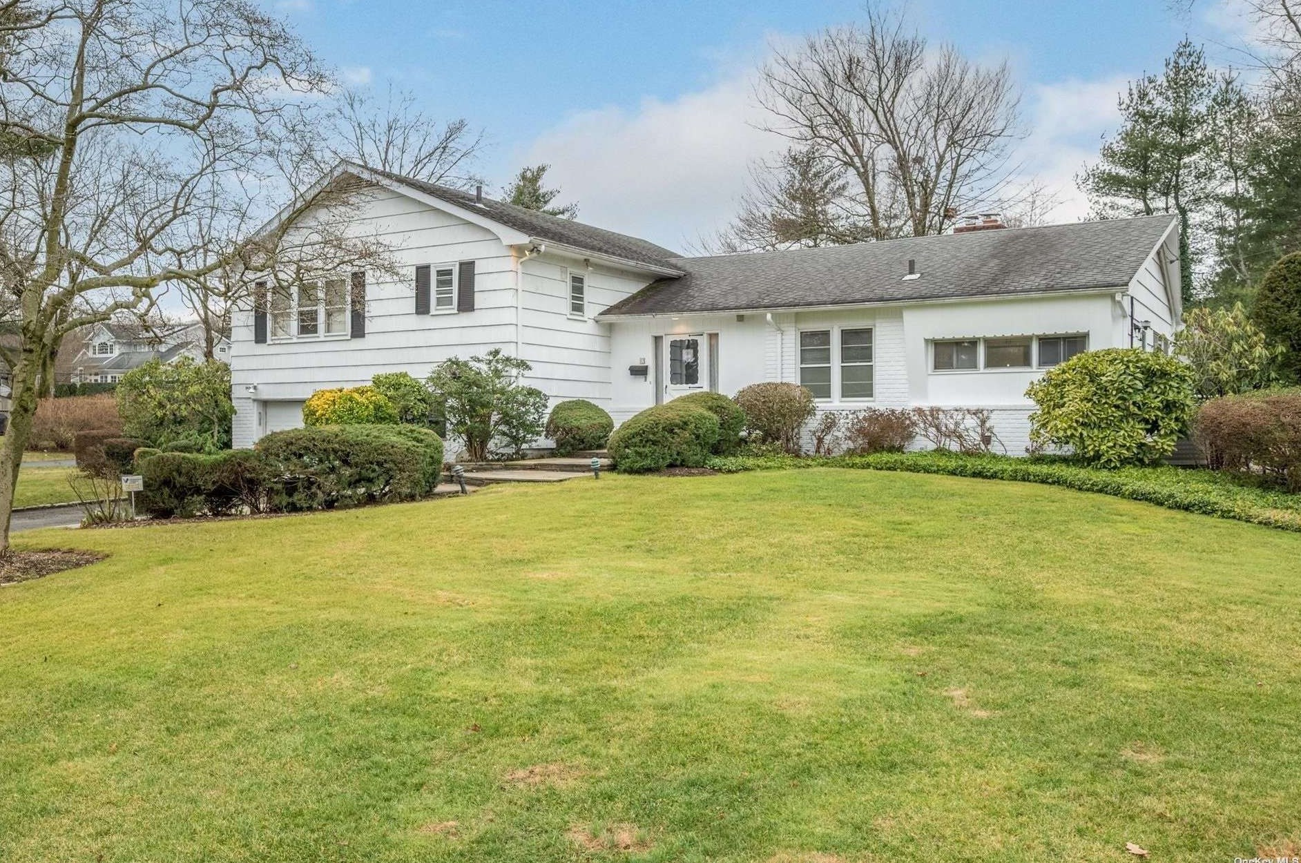 12 Beechwood Rd, East Hills, NY 11576-2402