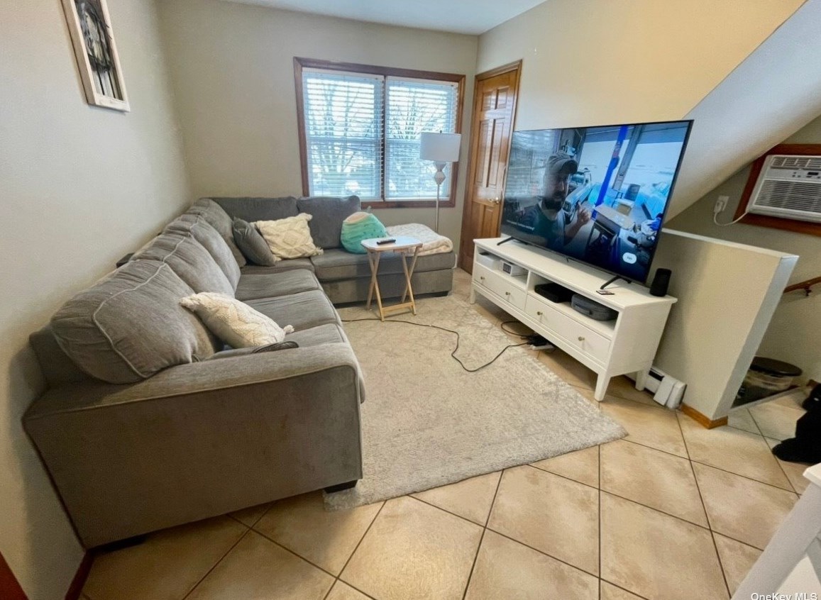 166 Lyon Pl, Lynbrook, NY 11563