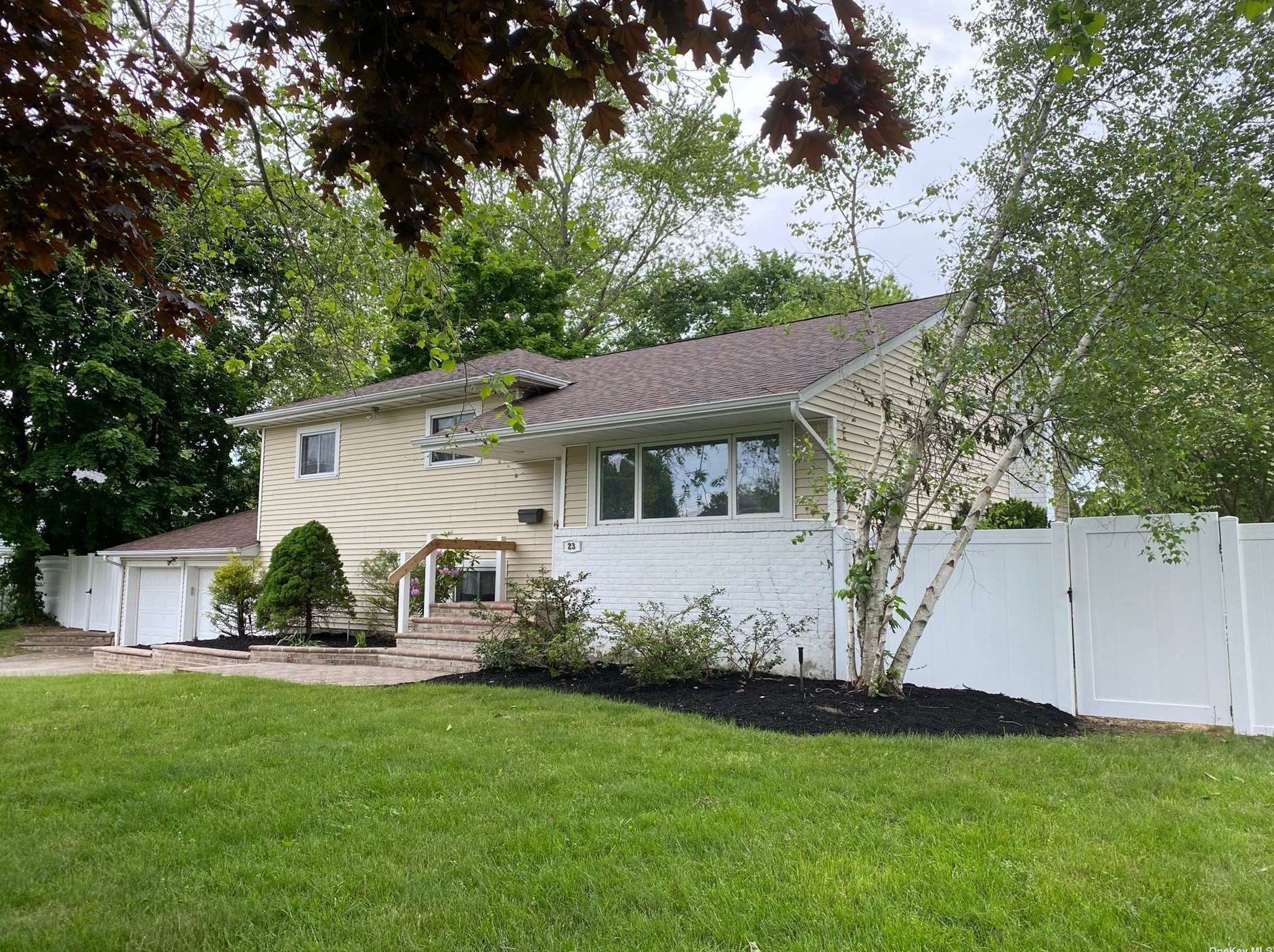 23 Duncan Ln, Hunt NY  11743-2209 exterior