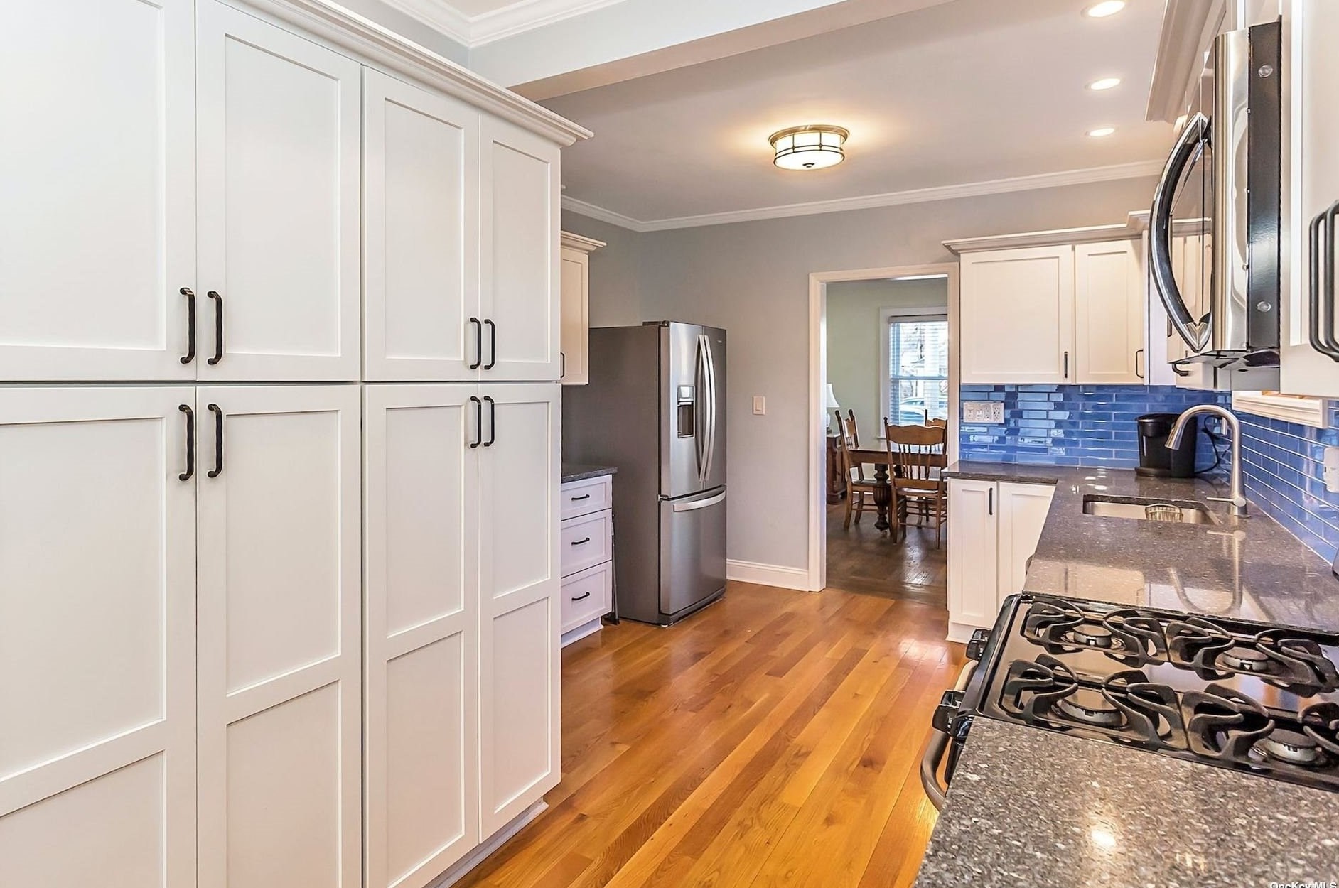 72 Wilson Ave, Lynbrook, NY 11563-1322