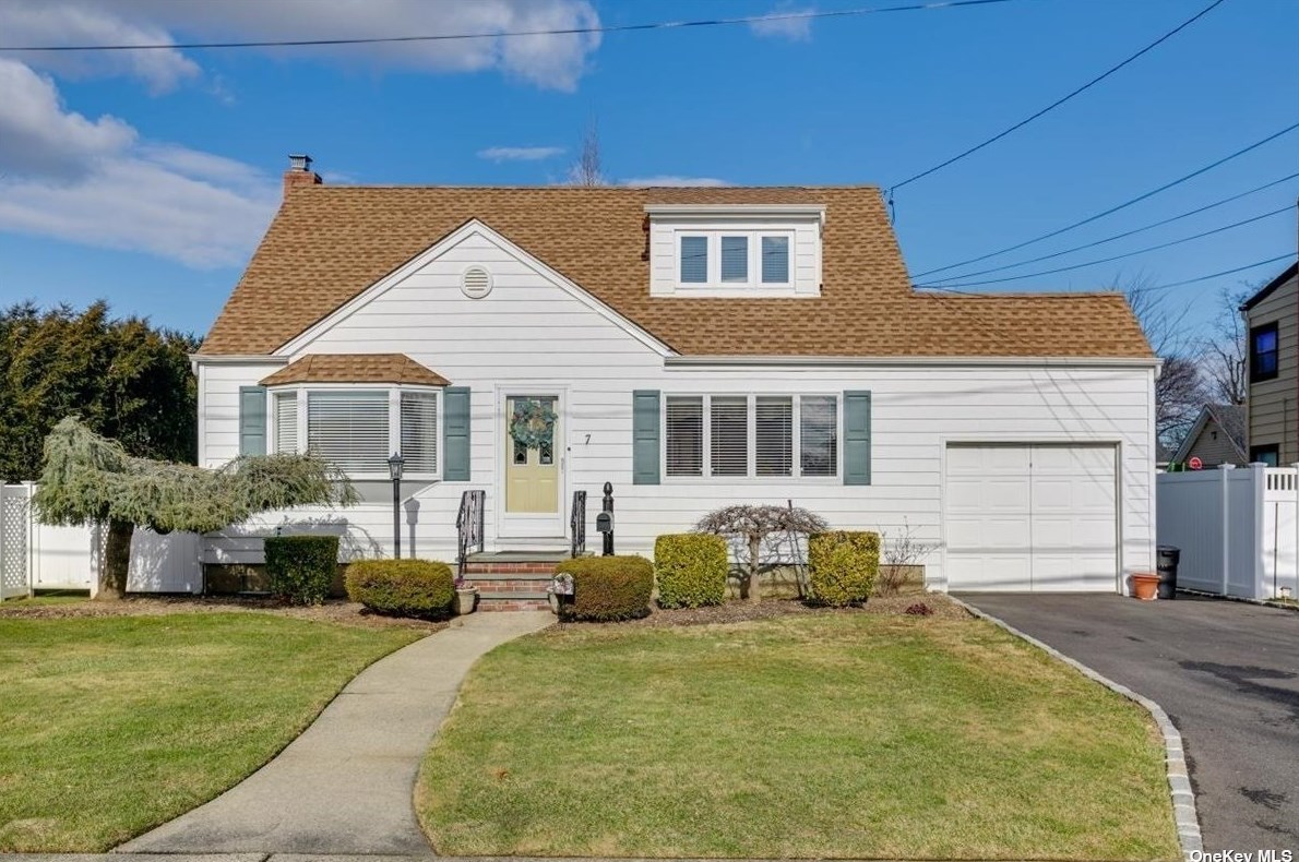 7 Dorothy St, Bethpage, NY 11714