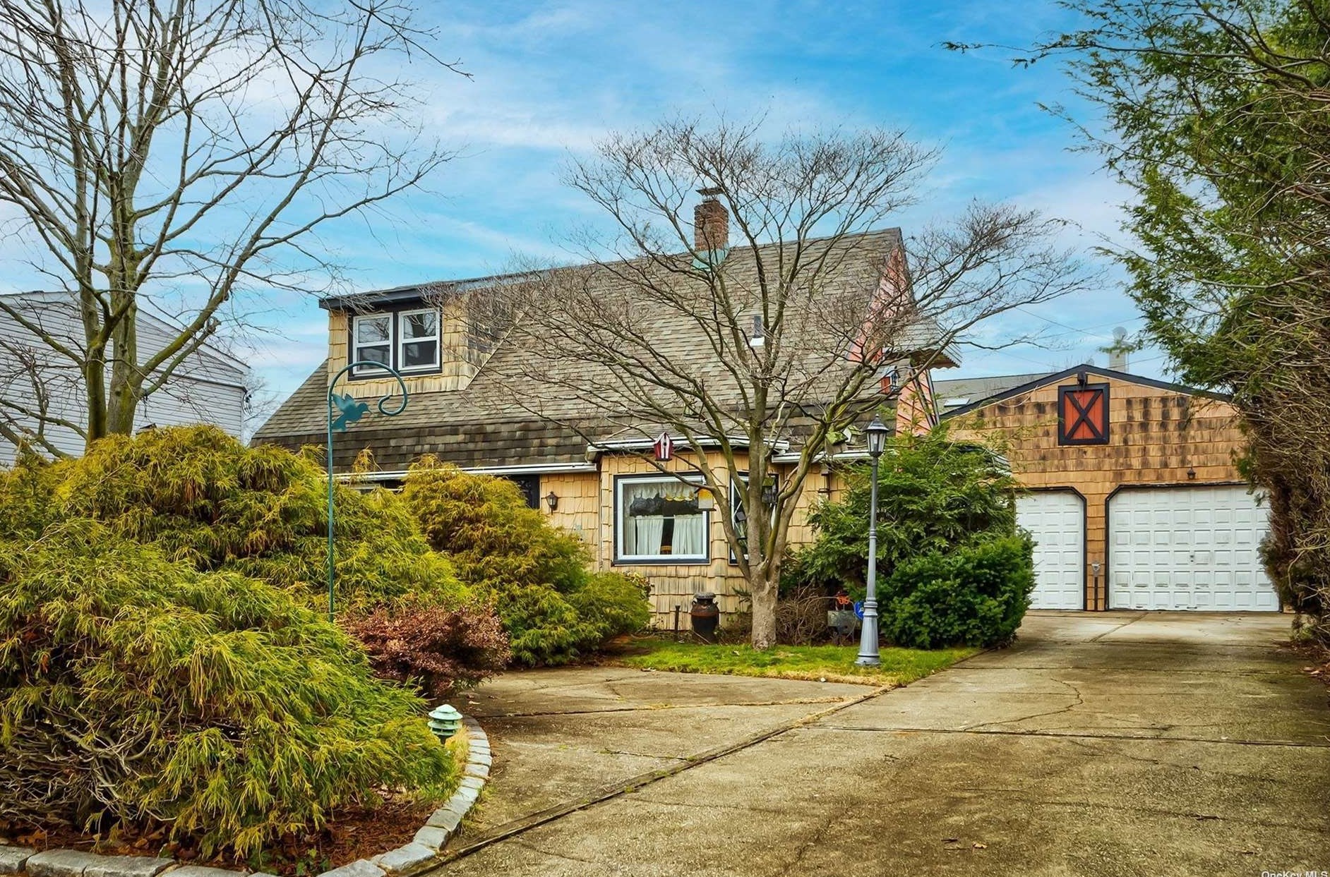 19 Homestead Ln, Plainedge, NY 11756-3928