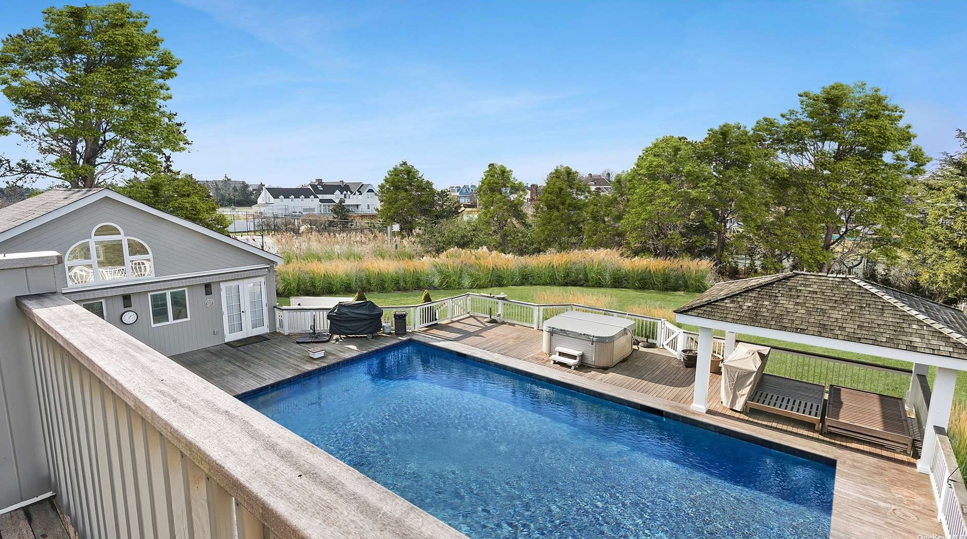 15 Meadow Ln, West Hampton Beach, NY 11978