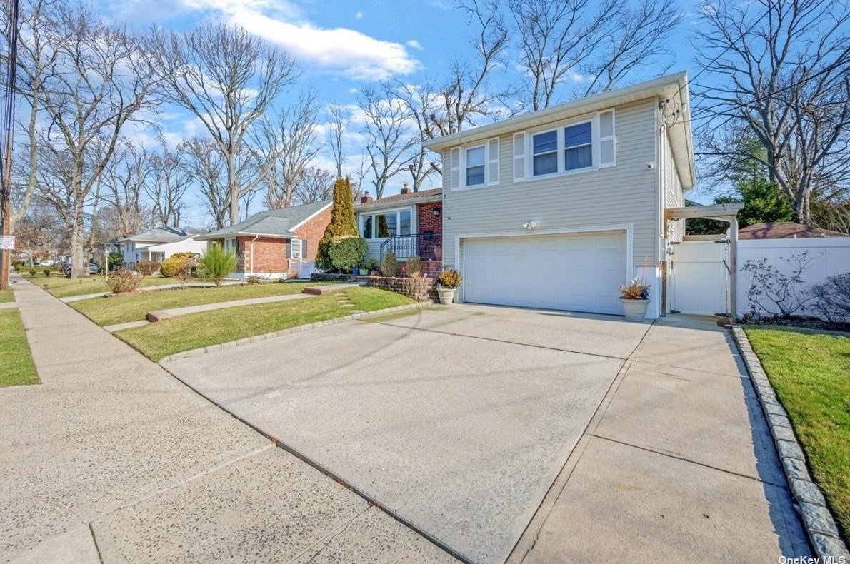 923 Orlando Ave, Hempstead, NY 11552-3907