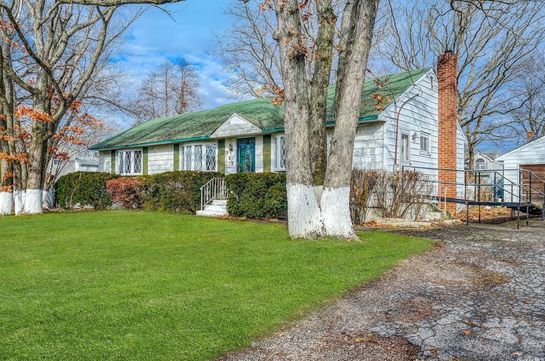 365 42nd St, Copiague, NY 11726