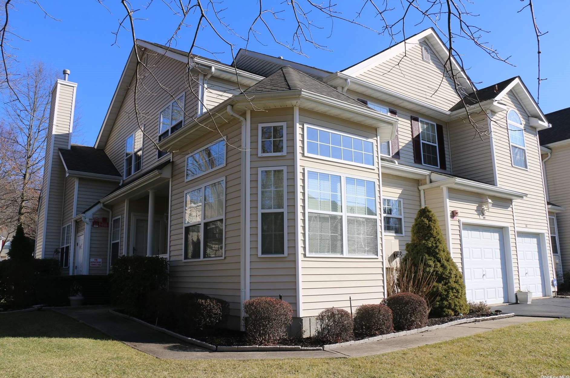 64 Crossbar Rd, Gordon Heights, NY 11763-1565