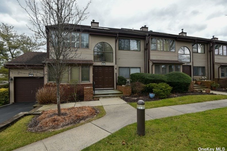 73 The Circle #73, Muttontown, NY 11545