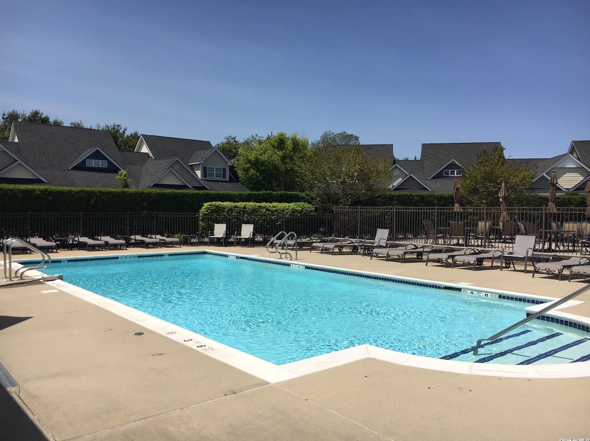 58 Stoneleigh Dr, Northampton NY  11901-3200 exterior