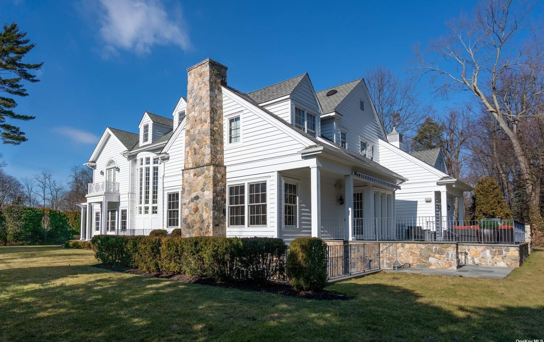 29 The Maples, East Hills NY  11576-1921 exterior