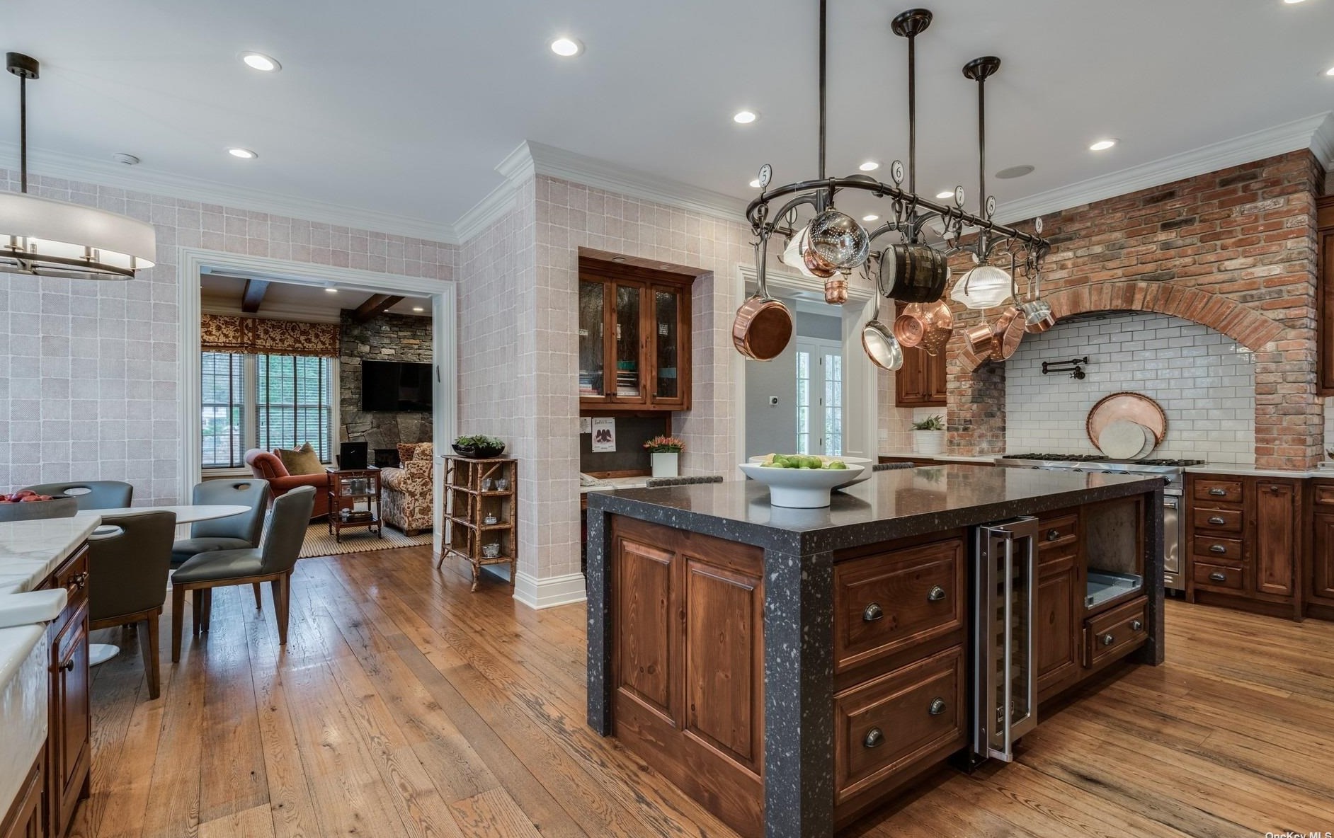 29 The Maples, East Hills NY  11576-1921 exterior