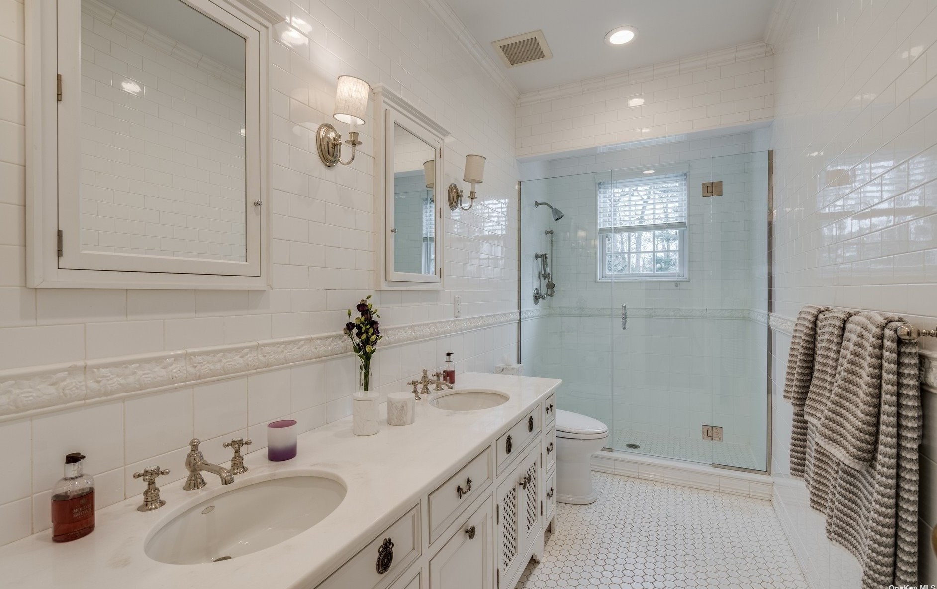 29 The Maples, East Hills NY  11576-1921 exterior