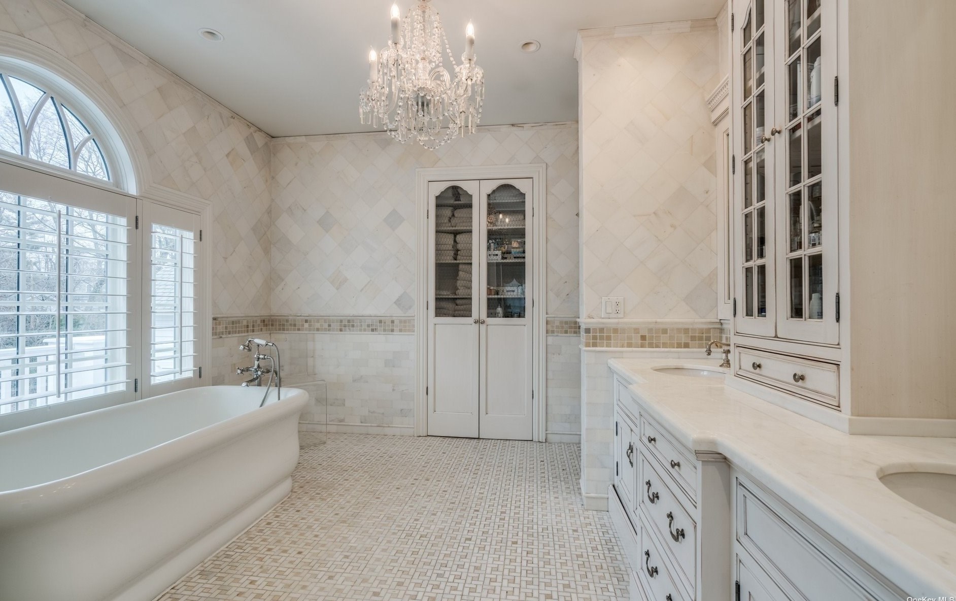 29 The Maples, East Hills NY  11576-1921 exterior