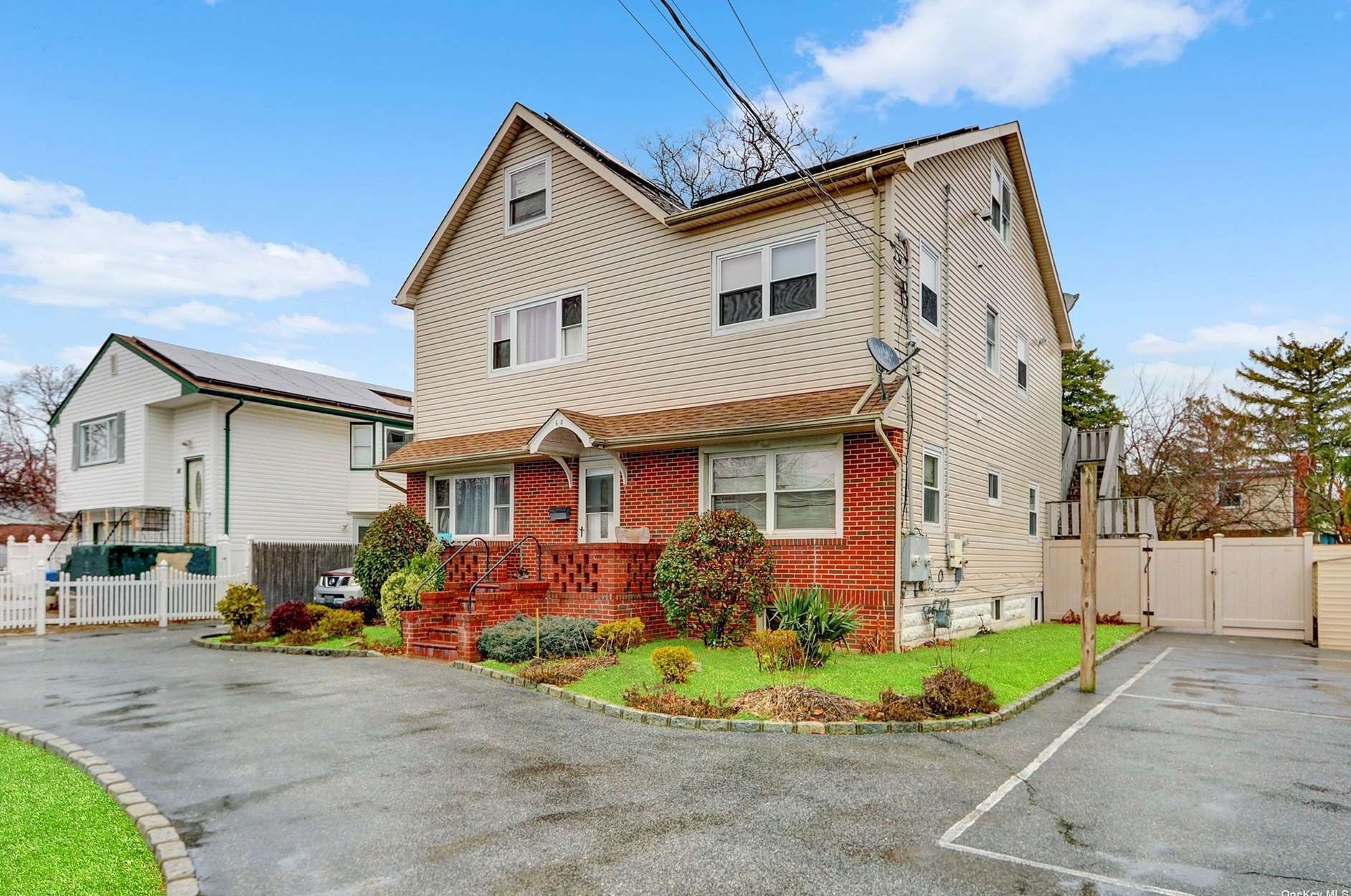 60 Verazzano Ave, Copiague, NY 11726