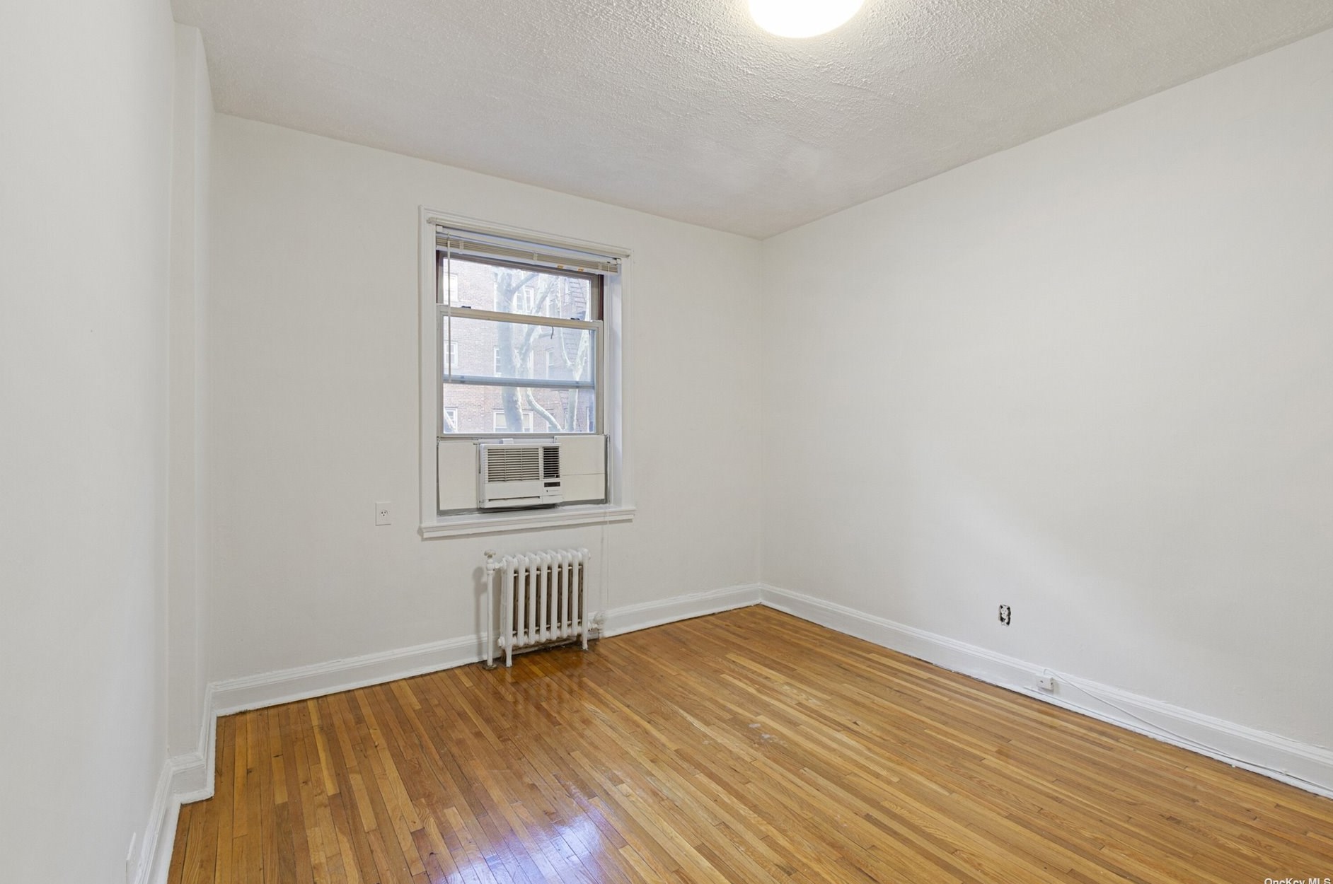 48-25 43rd St, Flushing, NY 11377-6244