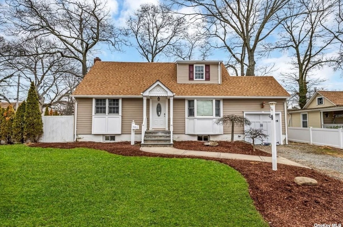 220 Lafayette St, Copiague, NY 11726