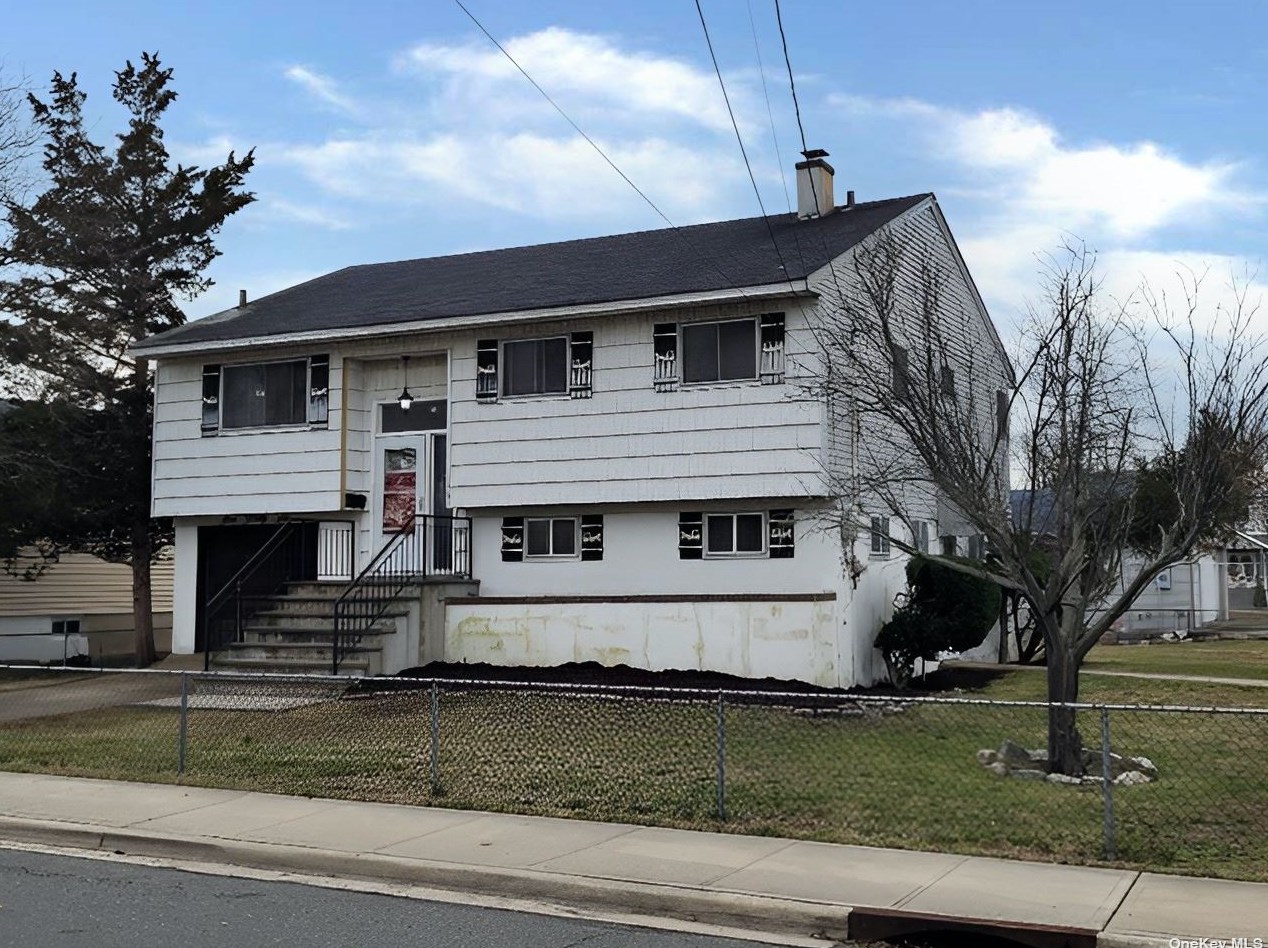 146 Westside Ave, Freeport, NY 11520-6025