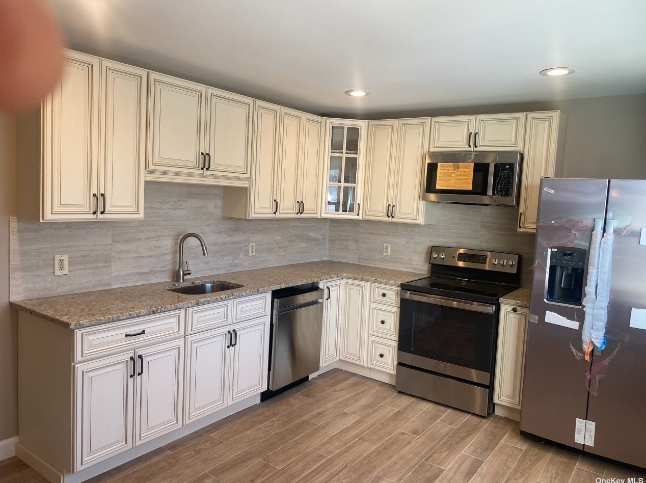 191 W Nicholai St, Hicksville, NY 11801