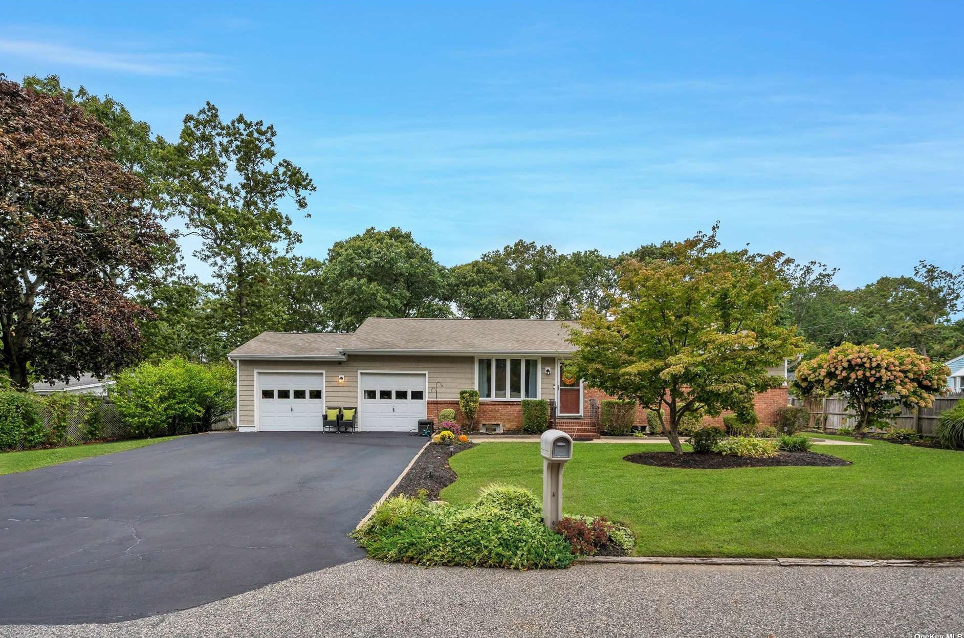 15 Oak St, Hauppauge, NY 11779-4411