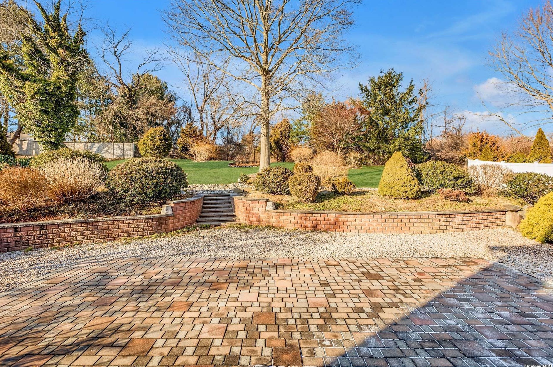 8 Trafalgar Ct, Hunt NY  11743-3989 exterior