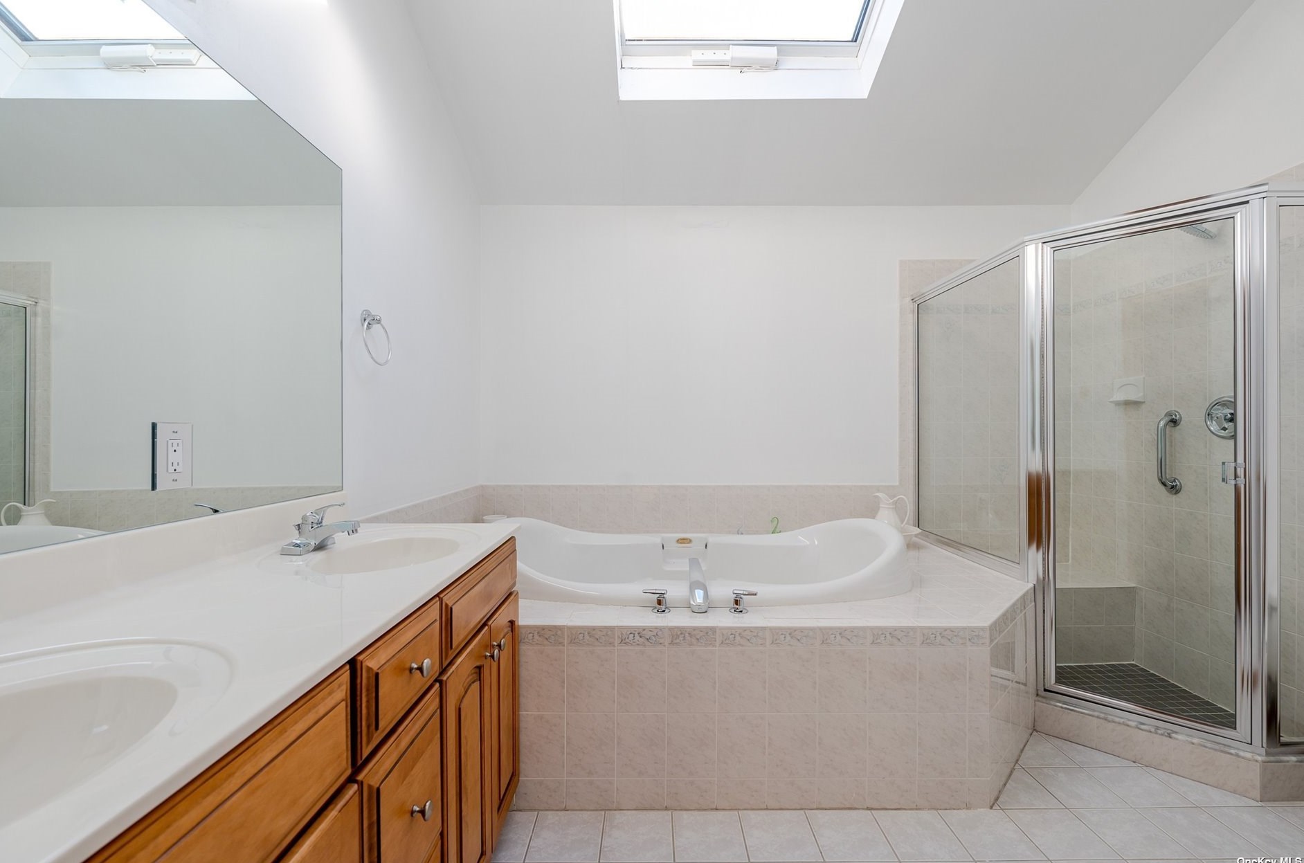 8 Trafalgar Ct, Hunt NY  11743-3989 exterior