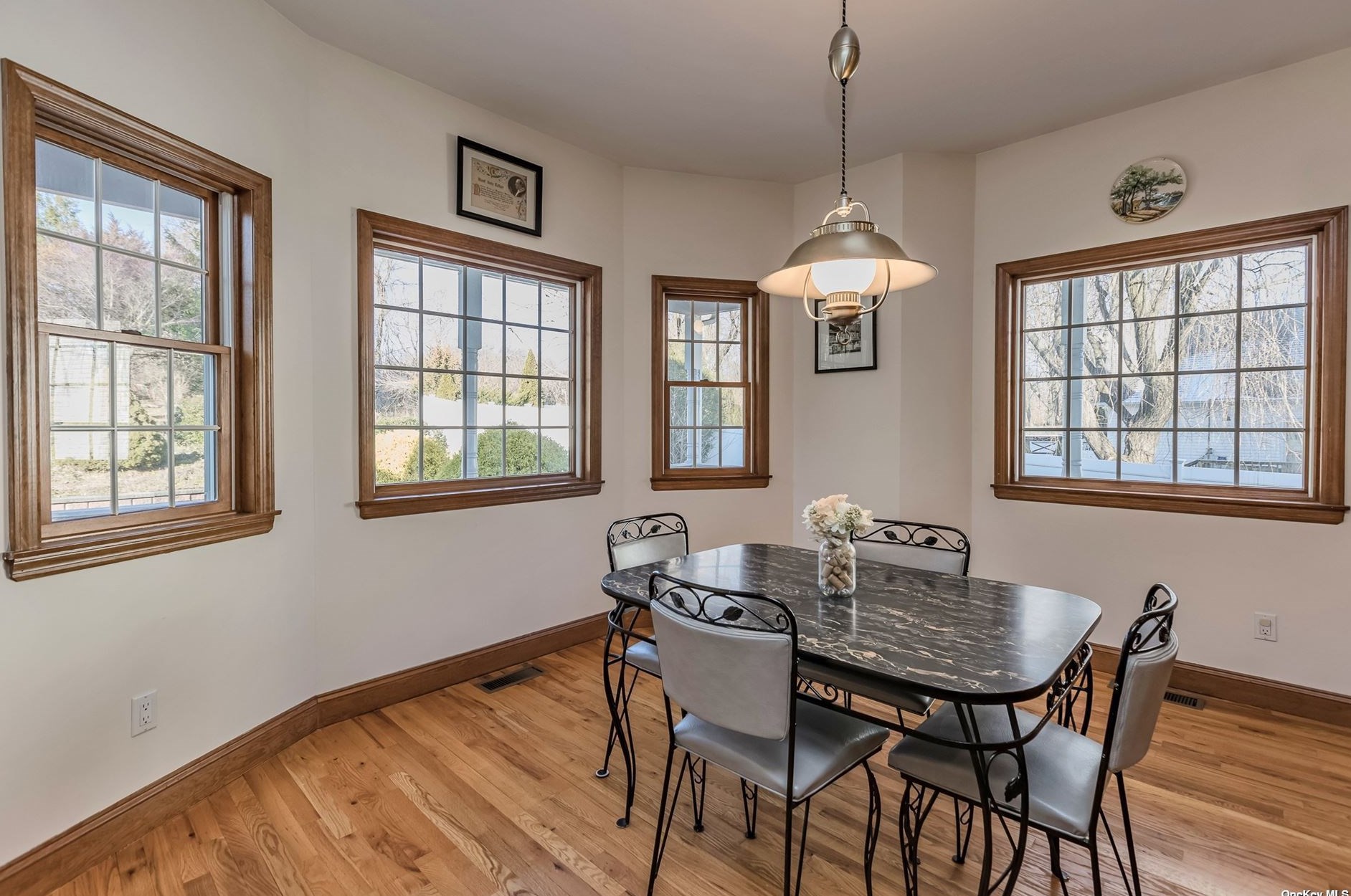 8 Trafalgar Ct, Hunt NY  11743-3989 exterior