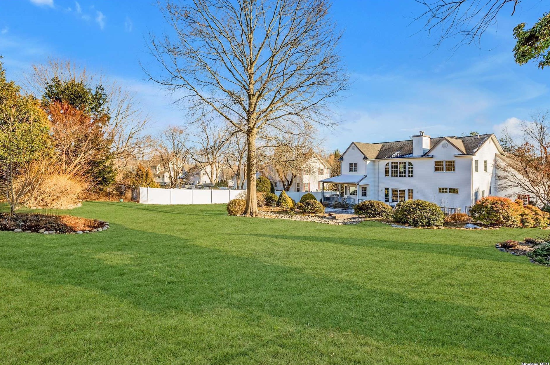 8 Trafalgar Ct, Hunt NY  11743-3989 exterior