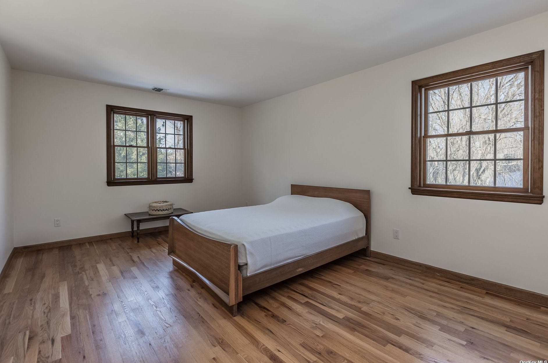 8 Trafalgar Ct, Hunt NY  11743-3989 exterior