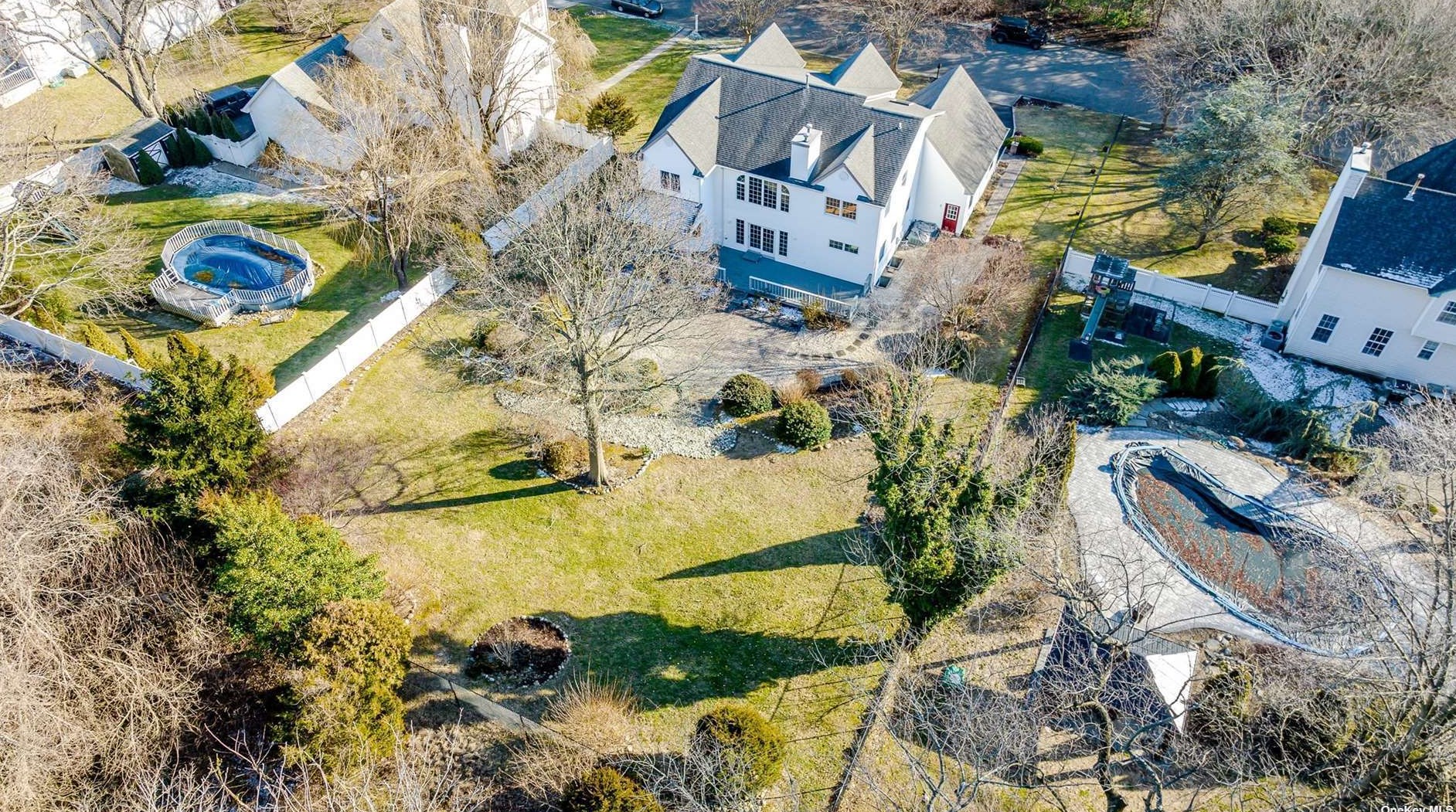 8 Trafalgar Ct, Hunt NY  11743-3989 exterior