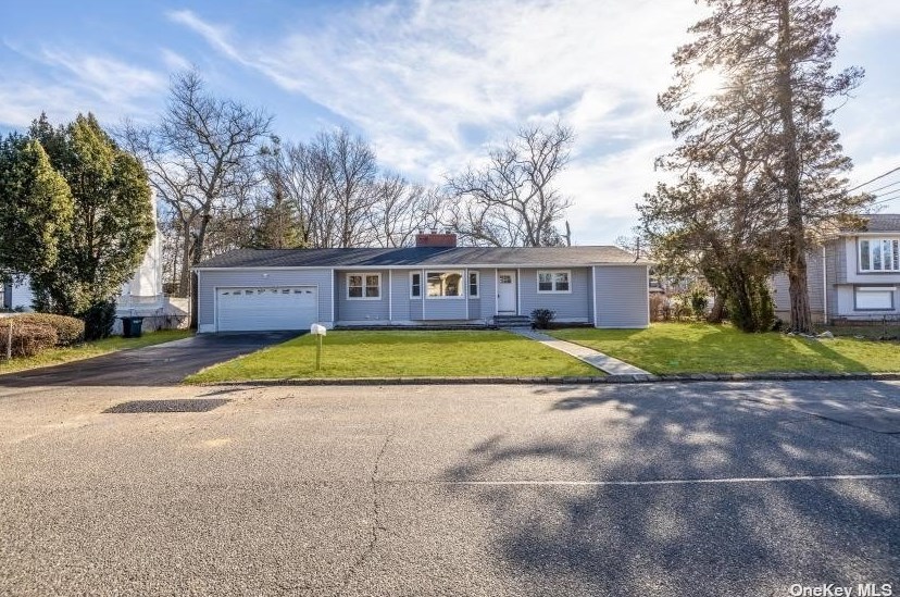 38 Sword St, Babylon, NY 11704