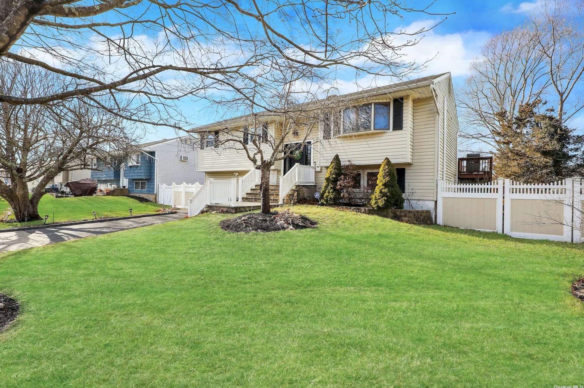 16 Roslyn Ct, Canaan Lake, NY 11772-4244