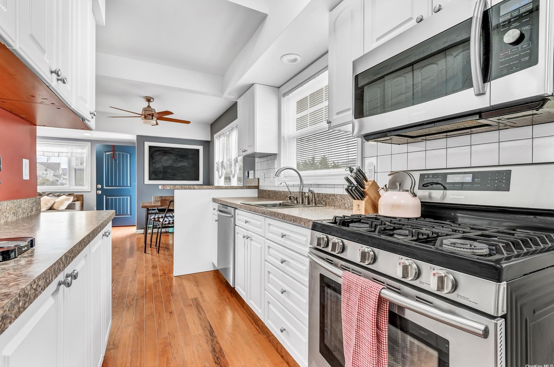 902 3rd Ave, North Lindenhurst, NY 11757