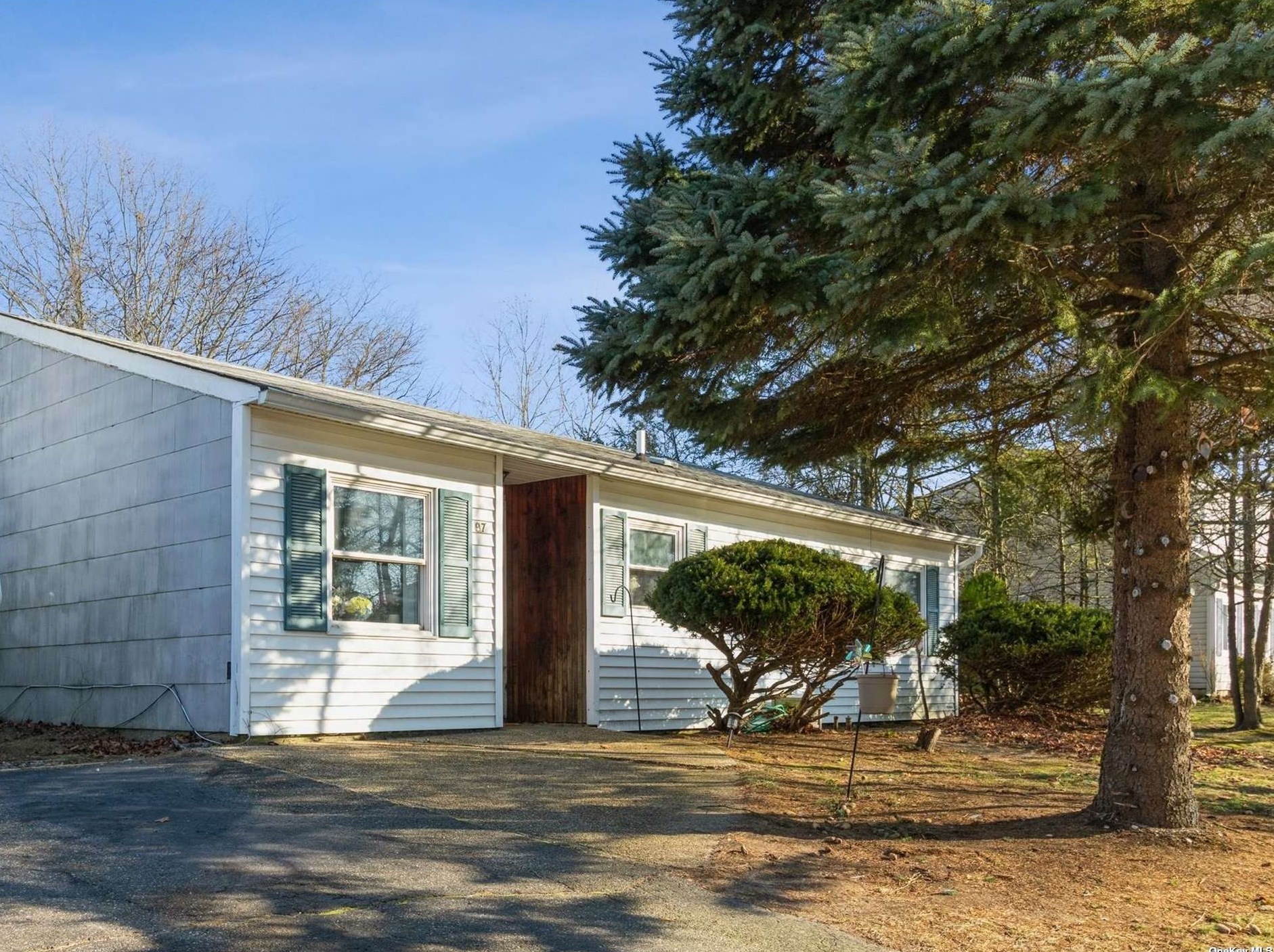 97 Matsunaye Dr, Gordon Heights, NY 11763-4149